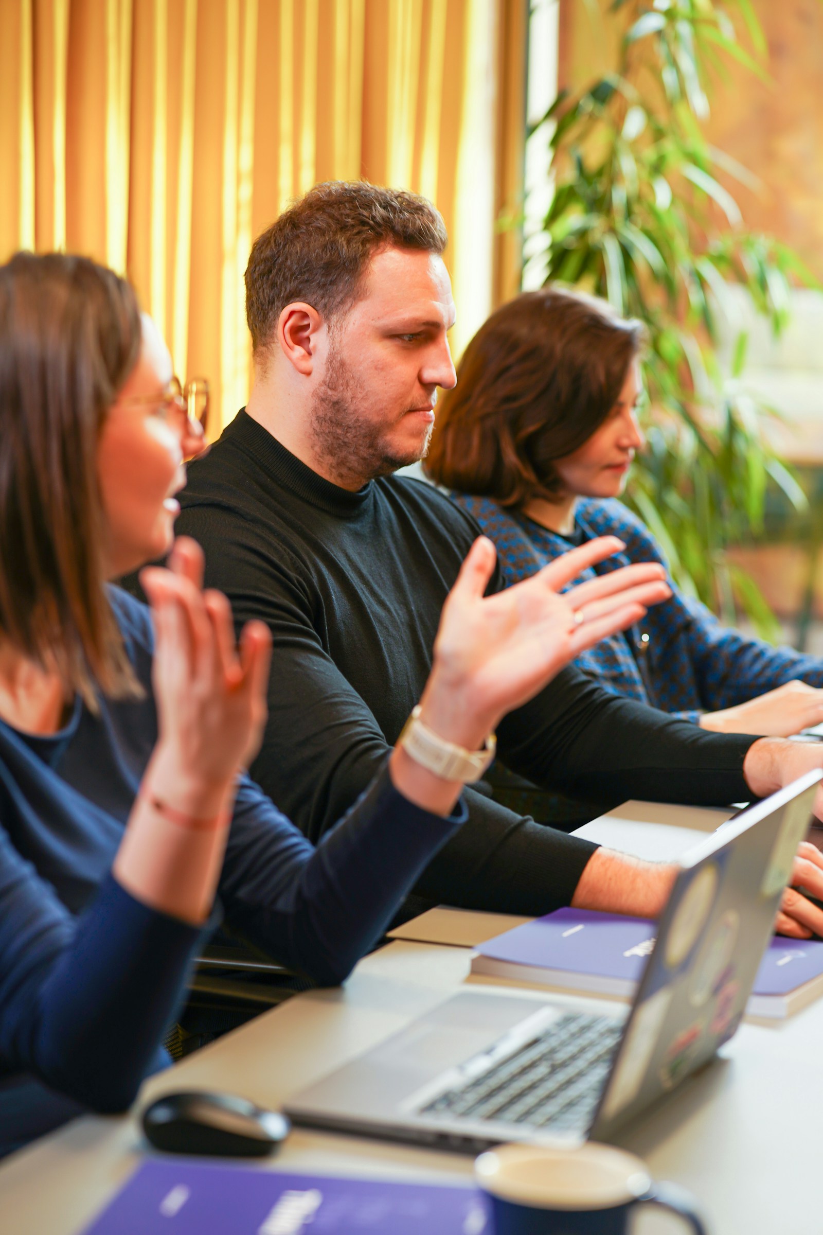 Professionnels travaillant sur des solutions technologiques